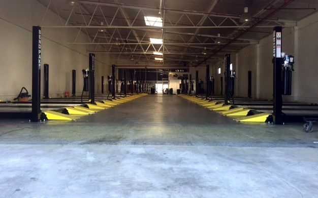 BENDPAK HD-9XL 9,000-LB. CAPACITY / ALI CERTIFIED FOUR-POST LIFT / STANDARD WIDTH / EXTENDED LENGTH